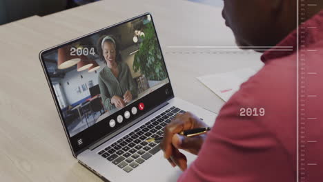 Animation-Der-Datenverarbeitung-über-Einen-Afroamerikanischen-Geschäftsmann,-Der-Einen-Videoanruf-Mit-Einem-Kollegen-Führt