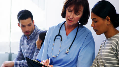 Nurse-discussing-a-medical-report-with-woman