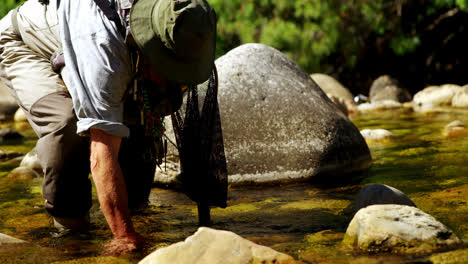 Pescador-Con-Mosca-Buscando-Peces-En-Aguas-Poco-Profundas-Del-Río.