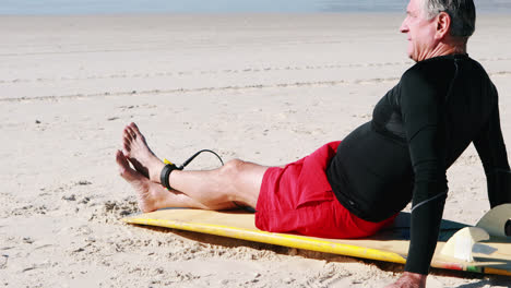 Hombre-Mayor-Con-Tabla-De-Surf-Relajándose-En-La-Playa