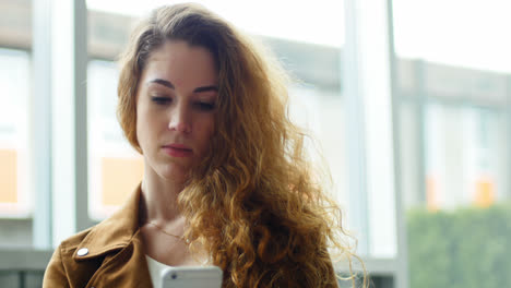 Ejecutiva-Femenina-Usando-Teléfono-Móvil