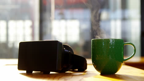 Auriculares-Vr-Y-Una-Taza-De-Café-En-El-Escritorio