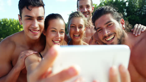 Grupo-De-Amigos-Tomándose-Selfie-Desde-Un-Teléfono-Móvil