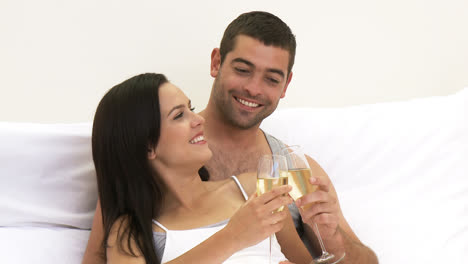 Pareja-Bebiendo-Champagne-En-La-Cama