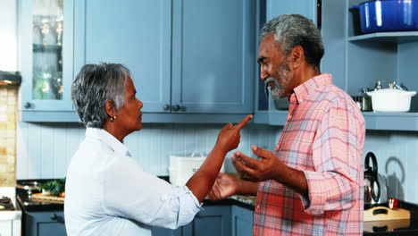 Pareja-Mayor-Peleando-Entre-Sí-En-La-Cocina