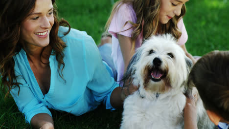 Familia-Jugando-Con-Su-Perro-En-El-Parque