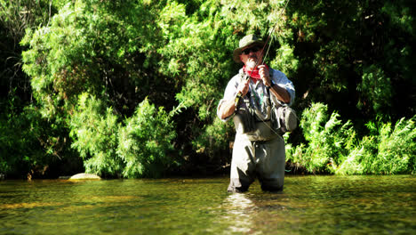 Mann-Fliegenfischen-Im-Fluss