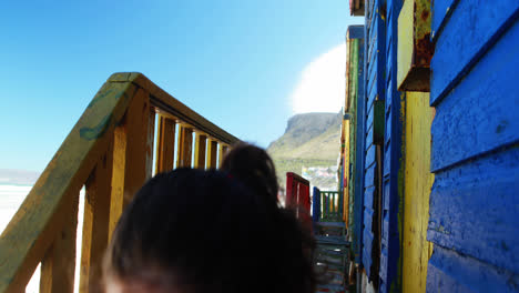 Mädchen-Steigt-Die-Treppe-Einer-Strandhütte-Hinunter