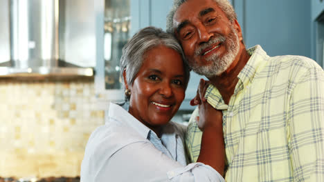 Pareja-Mayor,-Posición,-En,-Cocina