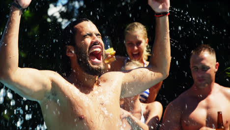 Hombre-Moviendo-Su-Cabello-En-La-Piscina