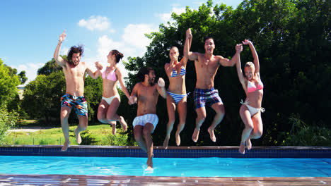 Amigos-Felices-Saltando-A-La-Piscina