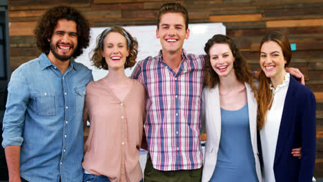 Retrato-De-Un-Equipo-De-Negocios-Feliz-De-Pie-Con-Los-Brazos-Alrededor