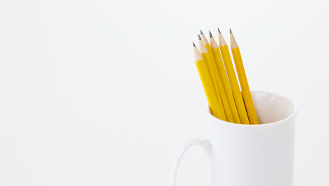 Lápices-De-Color-Amarillo-Guardados-En-La-Taza.