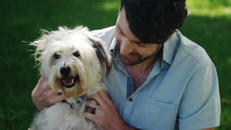 Mann-Spielt-Mit-Seinem-Hund-Im-Park