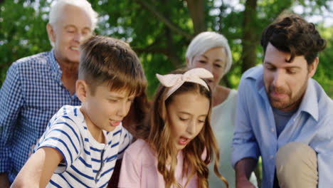 Familia-Multigeneracional-Tomando-Selfie-En-Teléfono-Móvil