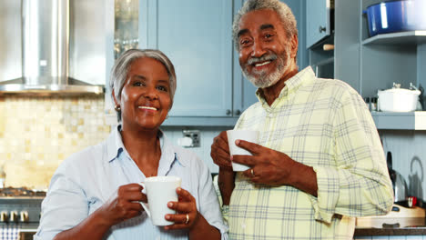 Pareja-Mayor-Tomando-Café-En-La-Cocina