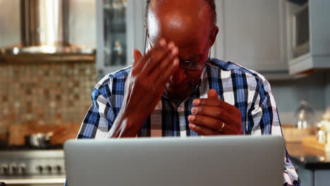 Gestresster-älterer-Mann-Mit-Laptop