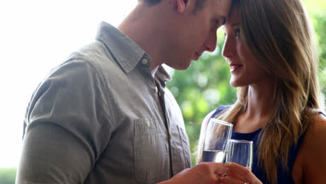 Pareja-Mirando-Cara-A-Cara-Y-Sosteniendo-Copas-De-Champán-En-El-Restaurante