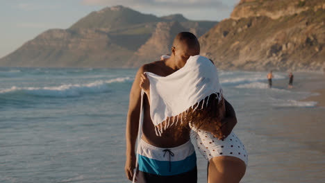 Pareja-Divirtiéndose-En-La-Playa