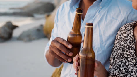 Pareja-Disfrutando-El-Día-En-La-Playa