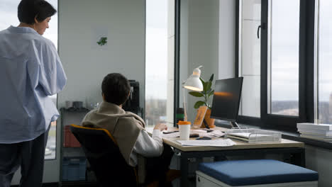 Mujeres-Trabajando-En-La-Oficina