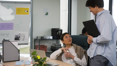 Personas-Que-Trabajan-En-La-Oficina