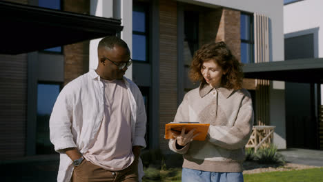 Man-and-woman-handshaking-at-the-front-yard