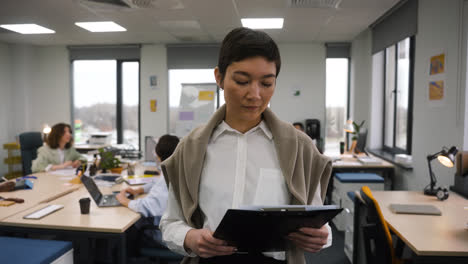 Woman-working-in-office