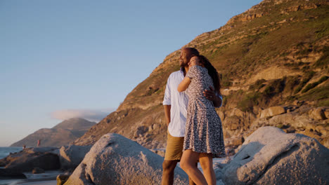 Pareja-Abrazándose-En-La-Playa