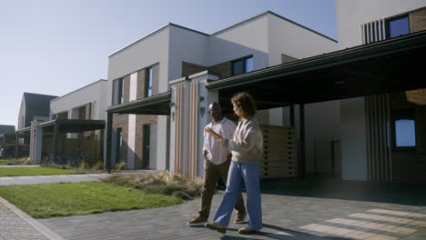 Man-and-woman-handshaking-at-the-front-yard