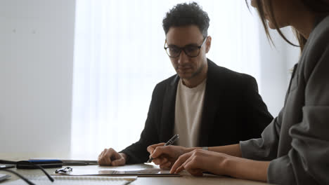 Mann-Und-Frau-Bei-Einem-Meeting-Im-Büro