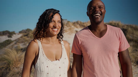 Pareja-Llegando-A-La-Playa