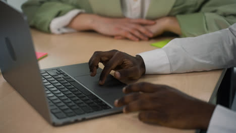 Hände-Auf-Laptop-Tastatur