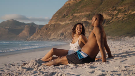 Pareja-Tumbada-En-La-Playa