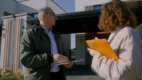 Man-and-woman-handshaking-at-the-front-yard