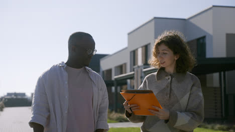 Man-and-woman-handshaking-at-the-street