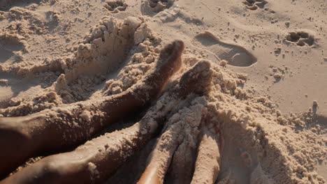 Pareja-Tumbada-En-La-Playa