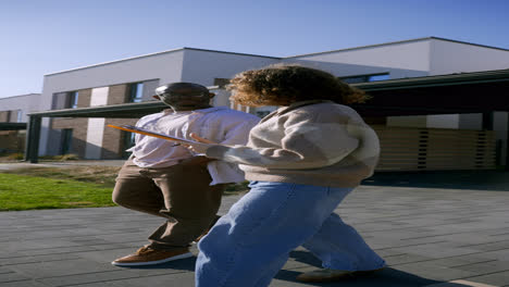 Man-and-woman-handshaking-at-the-front-yard