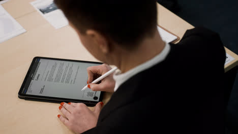 Businesswoman-using-device-at-the-office