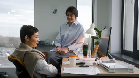 Mujeres-Trabajando-En-La-Oficina