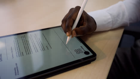 Businessman-using-device-at-the-office