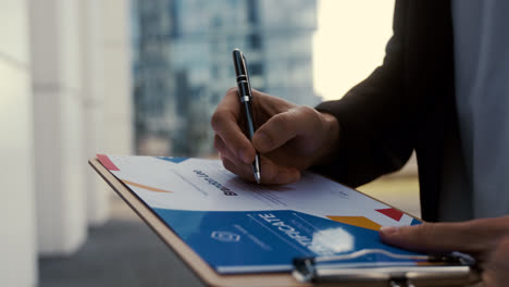 Businesspeople-on-a-meeting-outdoors