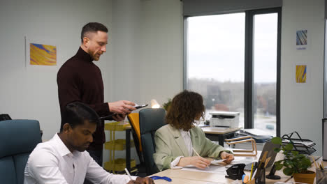 Leute,-Die-Im-Büro-Arbeiten