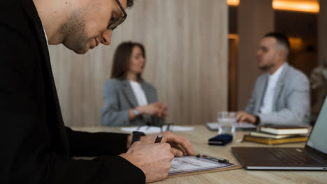 Leute-In-Einer-Besprechung-Im-Büro