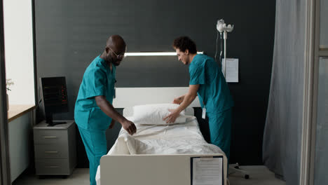 Nurses-making-bed