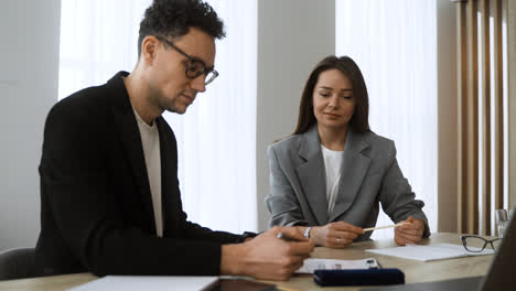 Hombre-Y-Mujer-En-Una-Reunión-En-La-Oficina