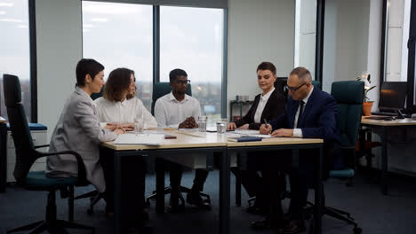 Businesspeople-handshaking-in-a-meeting