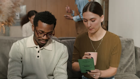 Couple-looking-at-the-menu