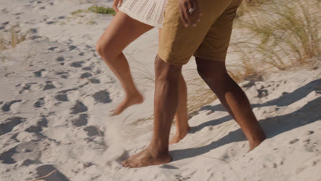 Pareja-Llegando-A-La-Playa