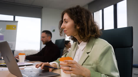 Woman-working-in-office